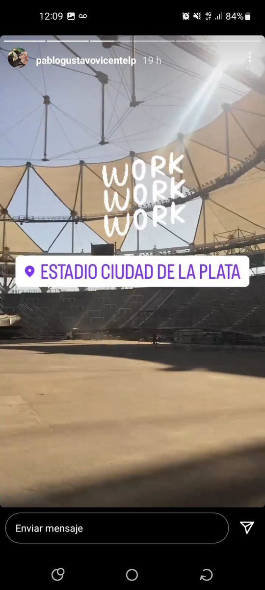 Uno de los productores 👇🏻 no sé hagan más la cabeza y piensen en lo que se van a poner en el concierto ✨✨✨