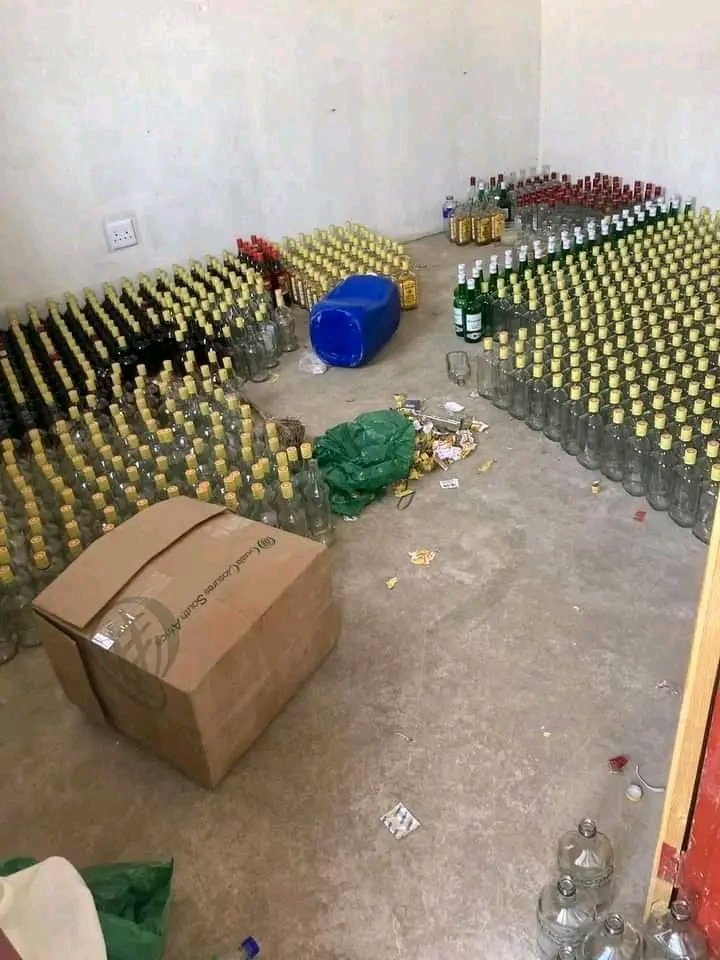 MDNnewss's tweet image. BREAKING NEWS |

Police in Katlehong have shut down an illegal brewery producing counterfeit alcoholic spirits - gins  at Mandela Zone 4 in Katlehong on Tuesday afternoon. 

#MDNnews