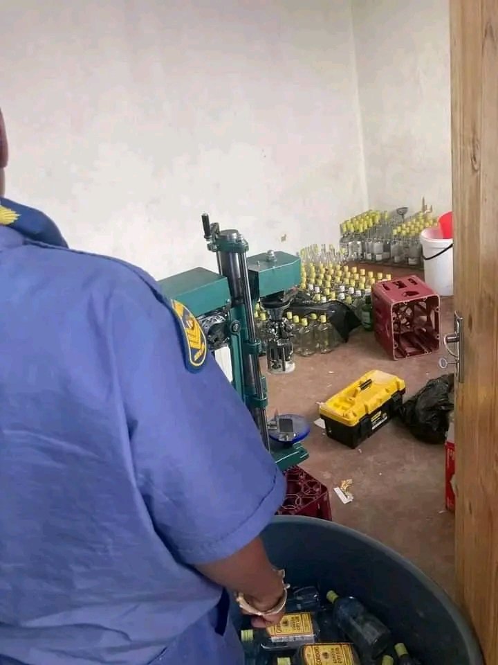 MDNnewss's tweet image. BREAKING NEWS |

Police in Katlehong have shut down an illegal brewery producing counterfeit alcoholic spirits - gins  at Mandela Zone 4 in Katlehong on Tuesday afternoon. 

#MDNnews