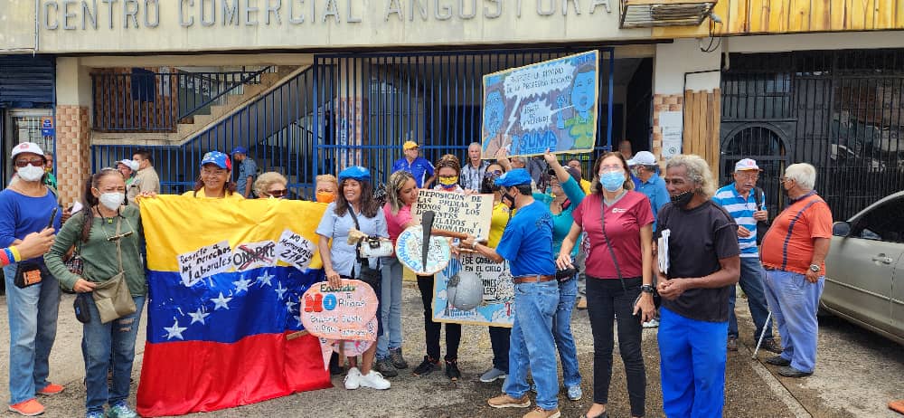 #6Sep #Bolívar #Protesta @movinotinto: En #Bolívar los empleados públicos marcharon hasta la fiscalía para consignar documento conjunto en exigencia de sus legítimos derechos laborales y la derogación del instructivo ONAPRE