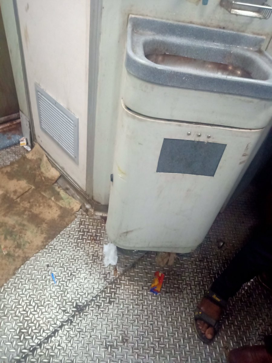 ANANDSMIT's tweet photo. No security gaurds , No cleanliness,Toilets are pathetic,No cleaning in train,my family is travelling from Parbhani to Pune with AC reservation
#PuneExpress17630
#indianrailway
#PuneExpress
#trainnumber17630
#RailwayNews
#ministryofrailways
#cmomaharashtra https://t.co/wEFr0s1C2m
