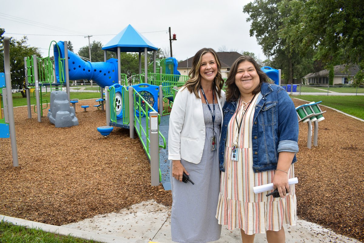 Erie1BOCES's tweet photo. First Day of School 🍎
We are so happy to see all of our teachers and students back for a great school year! ✏️

#ExceptionalEd #Erie1BOCES
 #school #firstday #teachers https://t.co/jfUOQnBSG5