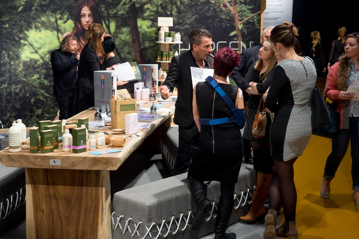 HairProjectXpo's tweet photo. Zone in de kijker: INDUSTRY ZONE! 

Op The Hair Project zijn er verschillende zones om in te vertoeven, bij deze: de INDUSTRY ZONE: het kloppend hart van THE HAIR PROJECT met de focus op nieuwigheden, merkbeleving,  zakelijke contacten en netwerken.

https://t.co/qY3DXhTMbo https://t.co/OVZfJGSqLz
