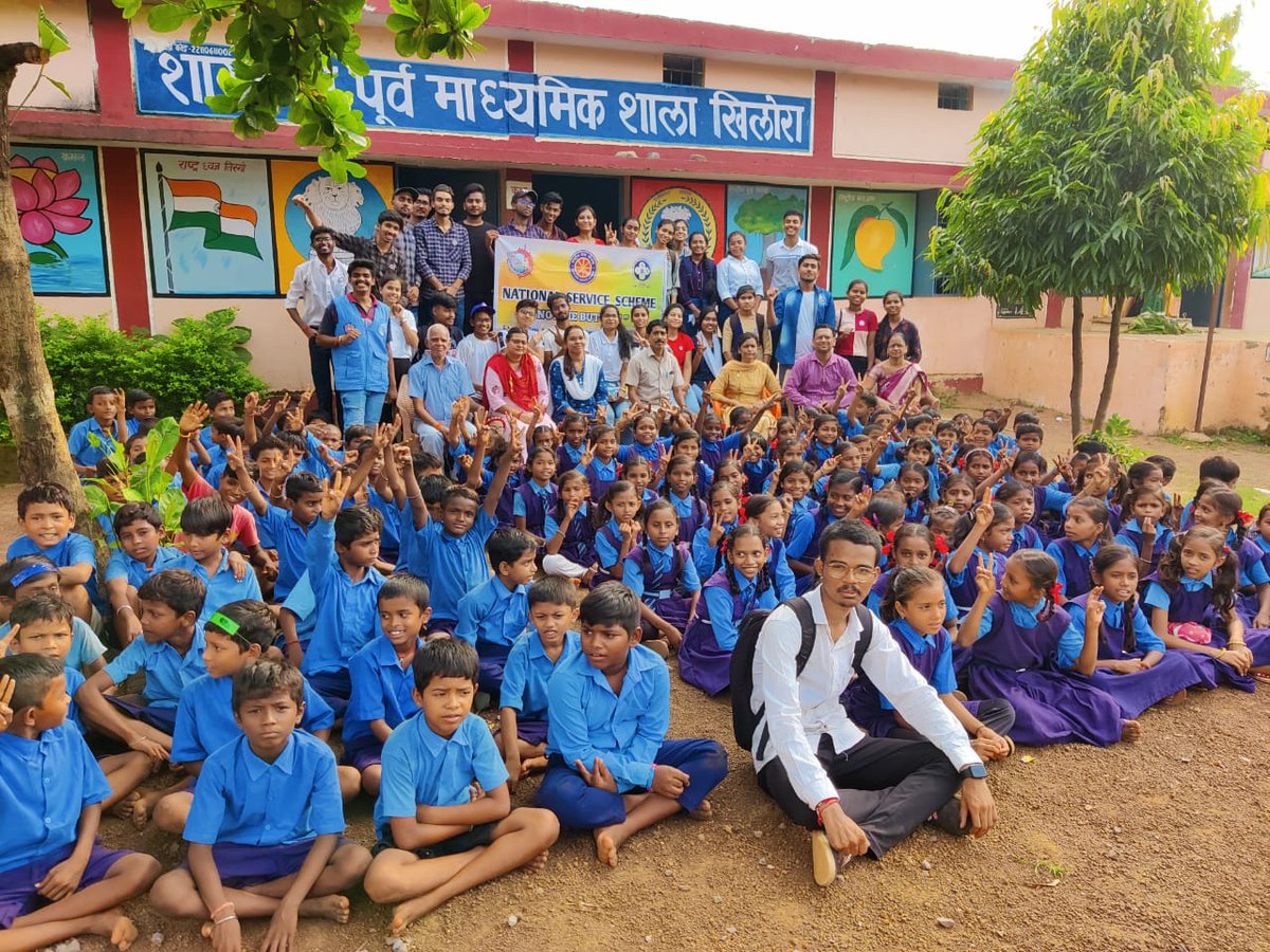 nsscsvtuCG's tweet photo. राष्ट्रीय पोषण सप्ताह के अंतर्गत शासकीय अभियांत्रिकी महाविद्यालय रायपु�� एनएसएस यूनिट द्वारा गोद ग्राम खिलोरा में एक दिवसीय कैंप का आयोजन किया गया। गांव में पोषण हेतु जागरूकता के नारों के साथ गांव में रैली निकाली गई । स्कूल के बच्चों को संतुलित आहार की जानकारी दी गई । 
#poshanmaah https://t.co/WJ4q559K69