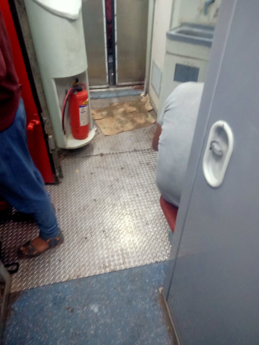 ANANDSMIT's tweet photo. No security gaurds , No cleanliness,Toilets are pathetic,No cleaning in train,my family is travelling from Parbhani to Pune with AC reservation
#PuneExpress17630
#indianrailway
#PuneExpress
#trainnumber17630
#RailwayNews
#ministryofrailways
#cmomaharashtra https://t.co/wEFr0s1C2m