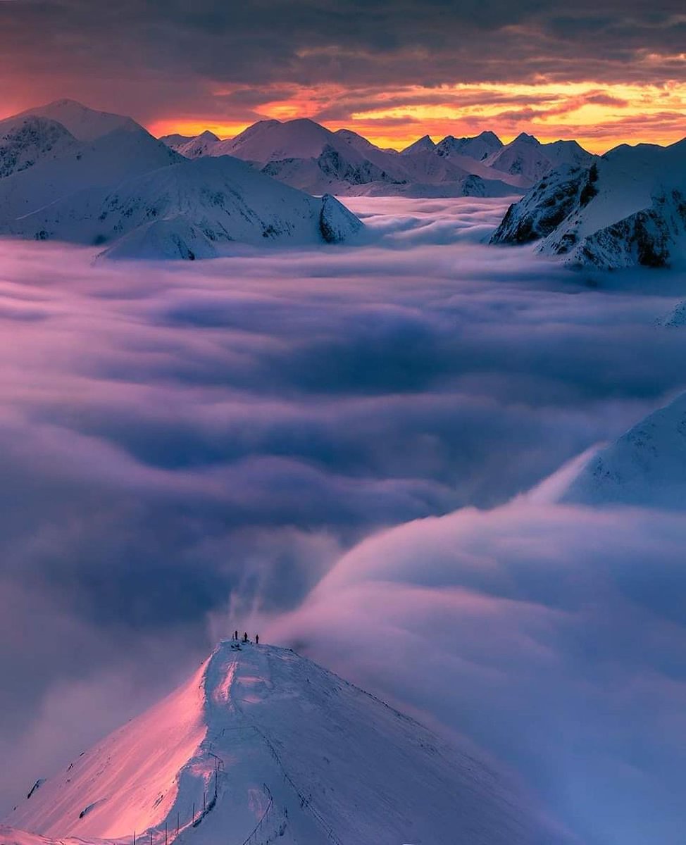 Sunset in the  Mountains 🗻
Good Evening 🧡🧡🧡
📷 By Karol Nienartowicz