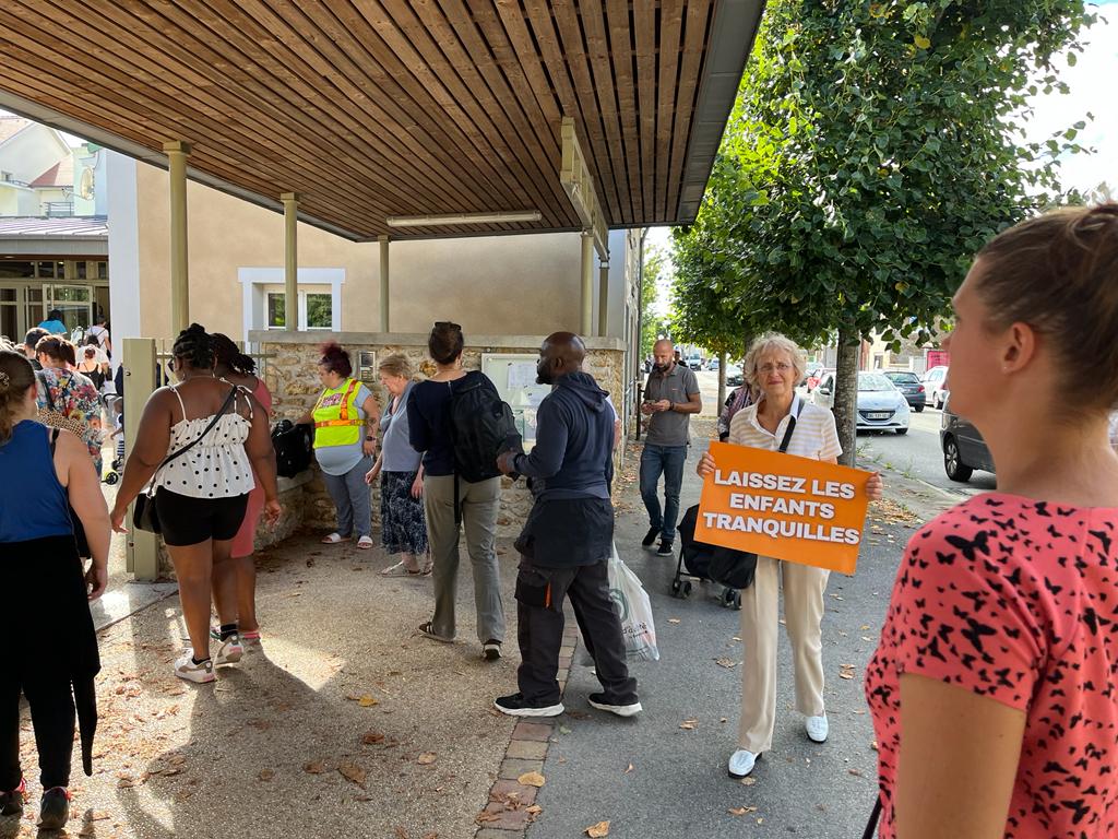 ADEE_Officiel's tweet photo. Nous étions aujourd'hui à Arpajon (91) devant 2 écoles et 1 lycée. Toujours un très bon accueil des parents ! Nous devons continuer les efforts pour nos jeunes, pour leur offrir un monde meilleur que celui qu'Emmanuel Macron est en train de bâtir. Il ne faut rien lâcher ! Venez ! https://t.co/hyUge6SKko