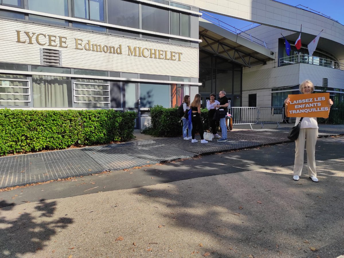 ADEE_Officiel's tweet photo. Nous étions aujourd'hui à Arpajon (91) devant 2 écoles et 1 lycée. Toujours un très bon accueil des parents ! Nous devons continuer les efforts pour nos jeunes, pour leur offrir un monde meilleur que celui qu'Emmanuel Macron est en train de bâtir. Il ne faut rien lâcher ! Venez ! https://t.co/hyUge6SKko