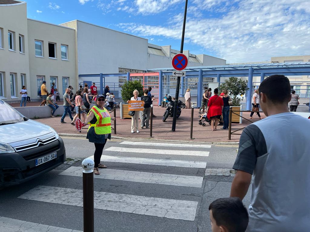 ADEE_Officiel's tweet photo. Nous étions aujourd'hui à Arpajon (91) devant 2 écoles et 1 lycée. Toujours un très bon accueil des parents ! Nous devons continuer les efforts pour nos jeunes, pour leur offrir un monde meilleur que celui qu'Emmanuel Macron est en train de bâtir. Il ne faut rien lâcher ! Venez ! https://t.co/hyUge6SKko