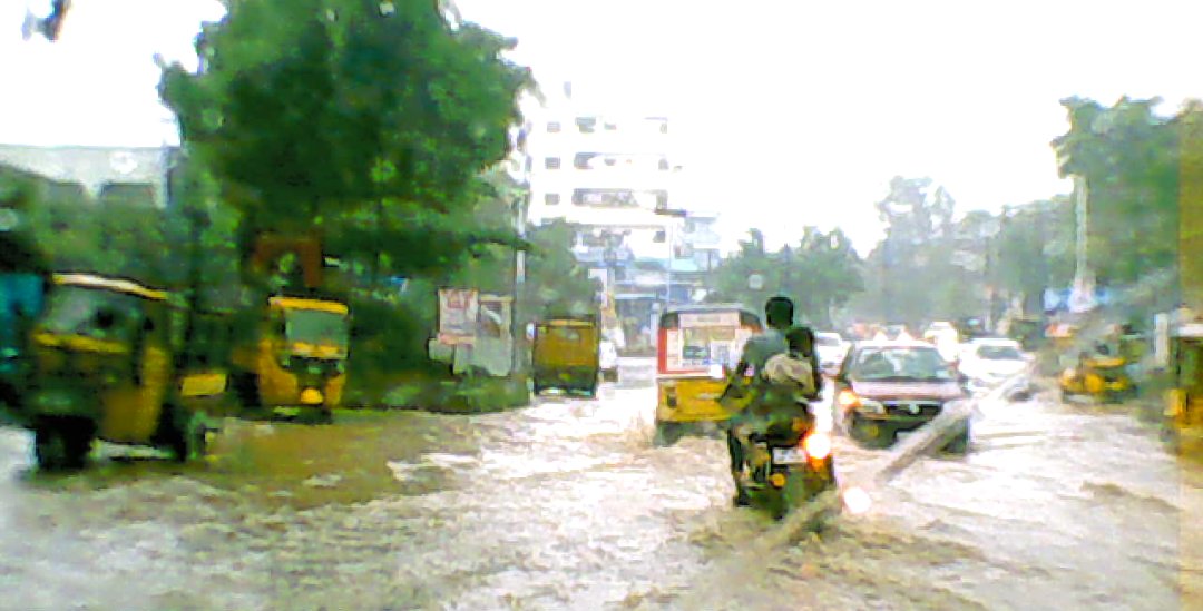 amksocialwork's tweet photo. Heavy rain / downpour 🌨️⛈️🌨️ today at around 15.30hrs in #Alwal #OldAlwal #MachaBolarum #NewBolarum #Bolarum areas.
#HyderabadRains #Rains
@balaji25_t @HYDmeterologist @Rajani_Weather @Hyderabadrains @swachhhyd
@HiHyderabad https://t.co/4t6YVt2vP7