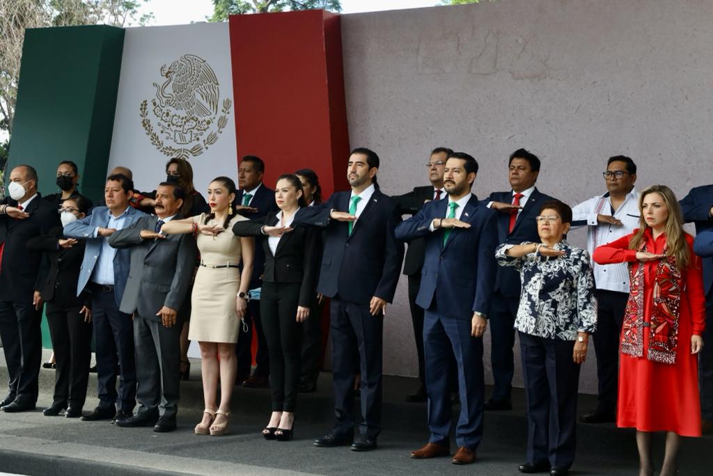 IEEPOGobOax's tweet photo. Con motivo de las fiestas patrias, que nos unen como mexicanos, personal del IEEPO, encabezado por Encargado de Despacho, José Luis Rangel realizó, con orgullo y patriotismo, el izamiento de Bandera Nacional en la Alameda de León. 
¡Viva México!🇲🇽 https://t.co/J0qXAvlsNS
