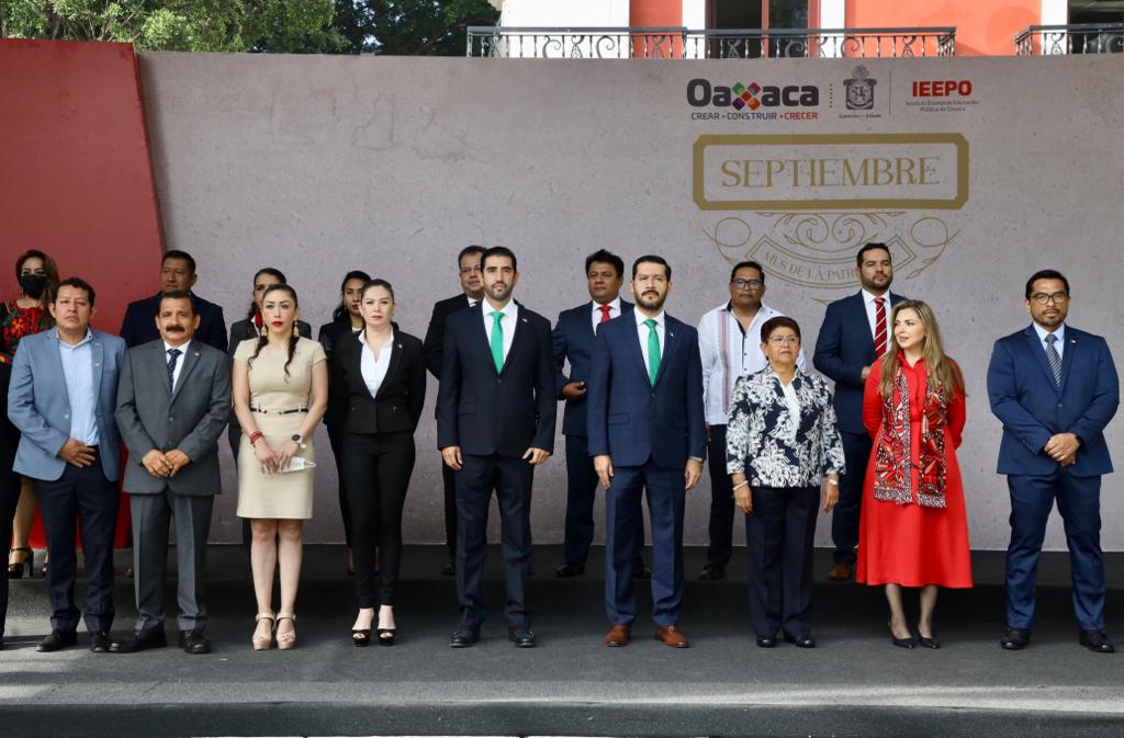IEEPOGobOax's tweet photo. Con motivo de las fiestas patrias, que nos unen como mexicanos, personal del IEEPO, encabezado por Encargado de Despacho, José Luis Rangel realizó, con orgullo y patriotismo, el izamiento de Bandera Nacional en la Alameda de León. 
¡Viva México!🇲🇽 https://t.co/J0qXAvlsNS