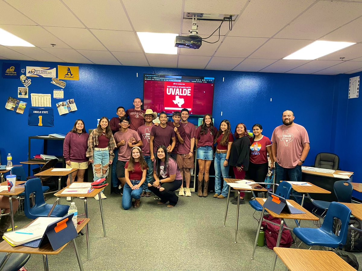 CoachJoGo97's tweet photo. Coach Gonzales’ Dual Credit Math class showing support to Uvalde today! @sa_lakeviewHS #UvaldeStrong #NorthSidePride #LvlUp https://t.co/spKXpKV95k