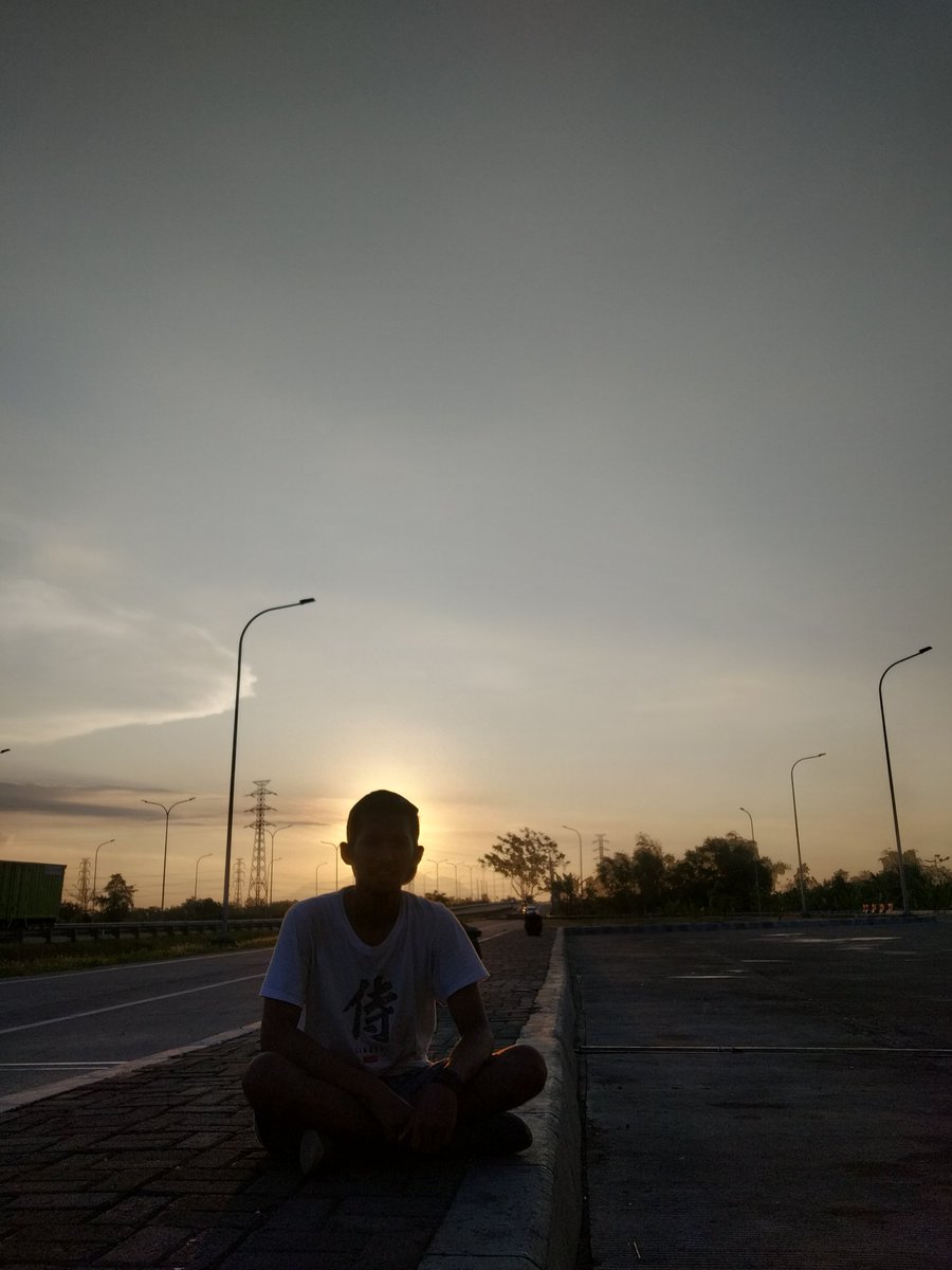 LEONAR_DONN's tweet photo. Aku baru sadar aku susah meraih cita cita , karna dulu ku gantungkan se tinggi langit https://t.co/tgOZU9ifQJ