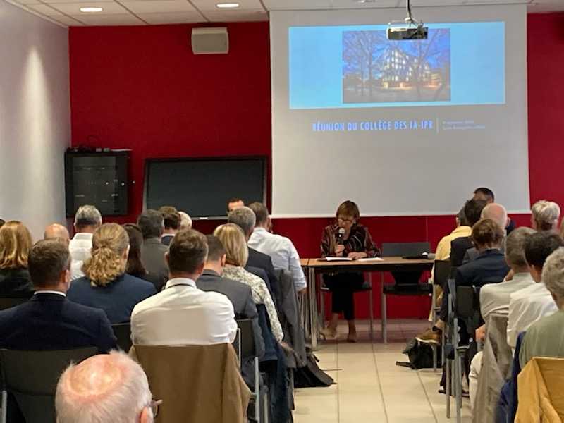 AcLille's tweet photo. #Rentrée2022 des inspecteurs pédagogiques régionaux au lycée Robespierre d'Arras.

L'occasion pour la rectrice Valérie Cabuil de remercier les inspecteurs et de présenter les enjeux et nouveautés de cette année scolaire : #orientation, collège, expérimentation... https://t.co/t1Ad3cotv0