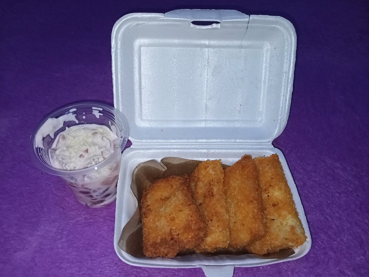 Fitriana_Saiful's tweet photo. 🥰my mood booster nya ngemil #RisolesMayo &amp; #FruitsSalad aj dech🤤cemilan nya always order di mamake catering yups🤭thanks teh oyen udah mau anterin orderan nya aq🤗 https://t.co/dkSFSKoeMy