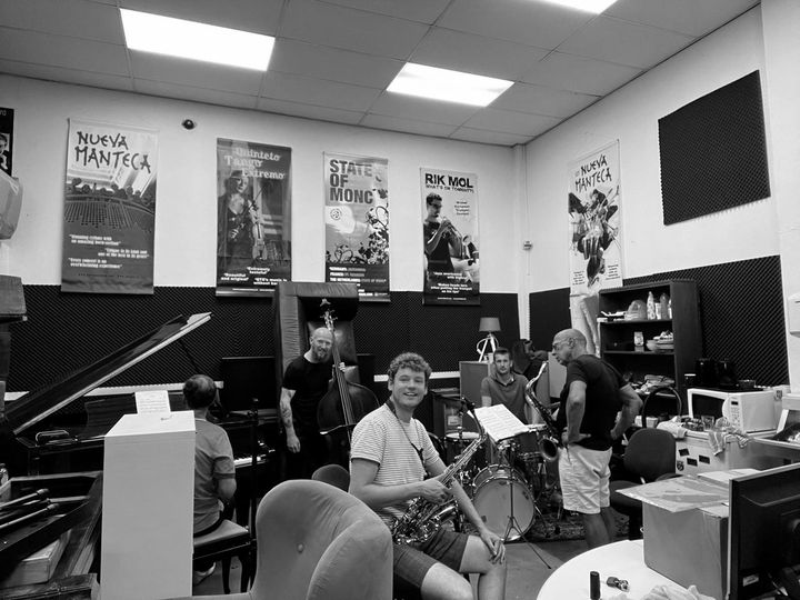 De repetities voor het nieuwe project Silver &amp; Goldstein zijn in volle gang! Goldstein &amp; Silver is een verrassende ode aan de legendarische jazzpianist Horace Silver. 

Het eerste concert staat gepland op 10-09 bij Podium Aan Zee. Ga voor tickets naar: bit.ly/3KRJZrX