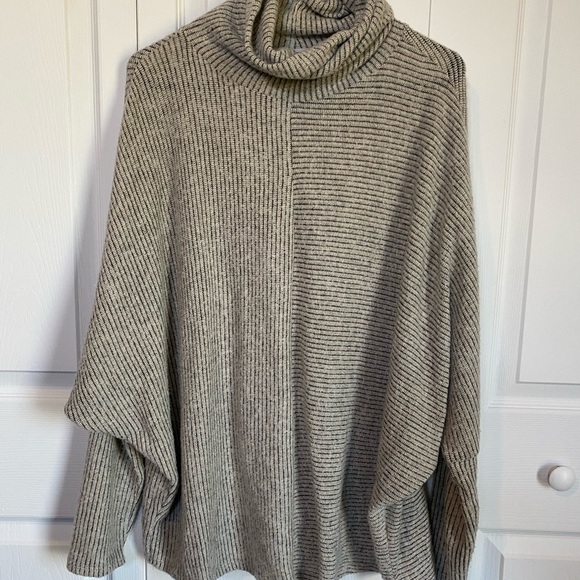 BrendaRaine4's tweet photo. So good I had to share! Check out all the items I'm loving on @Poshmarkapp #poshmark #fashion #style #shopmycloset #pink #loft: https://t.co/ON4QX9Cxlp https://t.co/sDaX0hLc6C