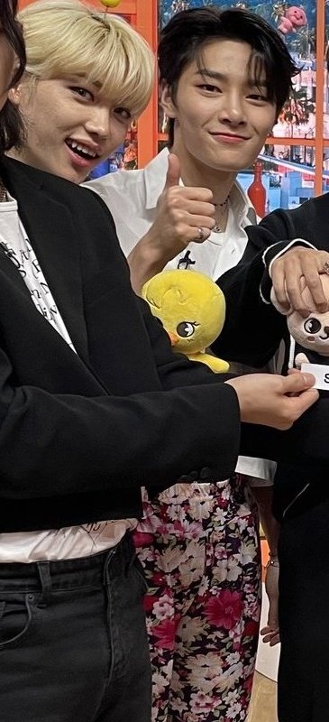 skzdeluna's tweet photo. skz went to one show during noeasy promotions they gave jeongin a pair of grandma pants and he hasn't lived a day without them ever since https://t.co/YCjrJ9kmOO