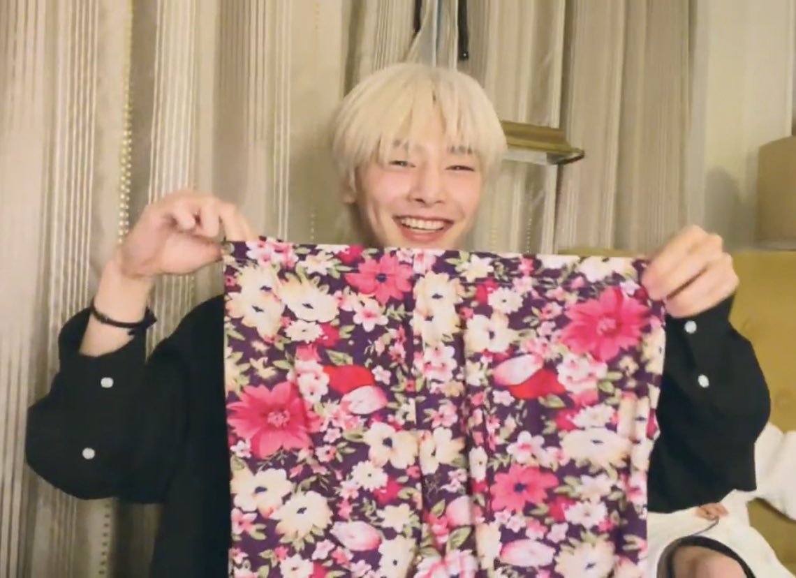 skzdeluna's tweet photo. skz went to one show during noeasy promotions they gave jeongin a pair of grandma pants and he hasn't lived a day without them ever since https://t.co/YCjrJ9kmOO
