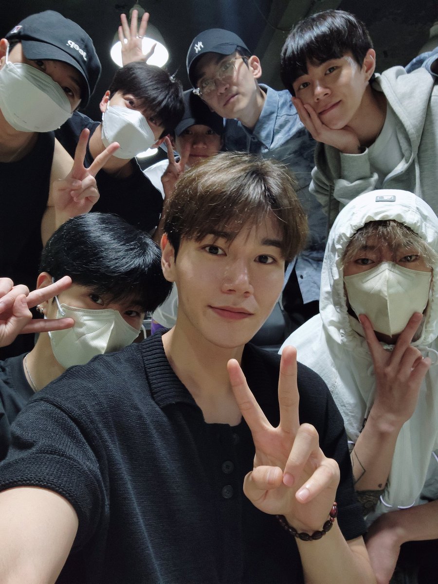 dna_enter's tweet photo. #greatguys #grace #멋진녀석들 #그��이스

오늘 날씨 너무너무 좋다!!! 완벽한 가을이 온것 같아요!
그레이스 오늘 하루 잘 마무리 하고!
영기형 생일 축하해~~ https://t.co/gbSx1Da1zl