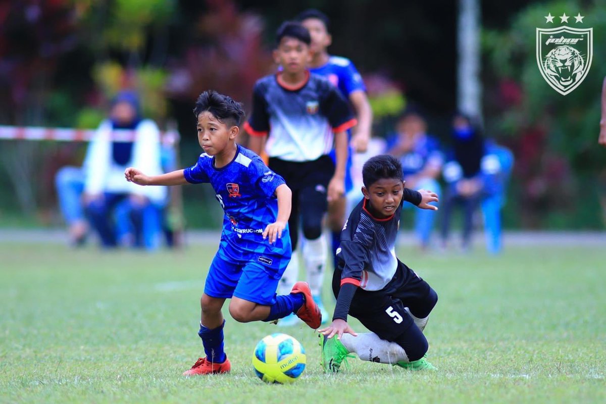 OfficialJohor's tweet photo. KEJOHANAN BOLASEPAK MSSM 2022 | 6 SEPTEMBER 2022

𝗤𝗨𝗔𝗥𝗧𝗘𝗥-𝗙𝗜𝗡𝗔𝗟

• JDT U12 [2-0] MSS KEDAH U12

• JDT U15 [3-0] MSS SELANGOR U15

• JDT U17 [5-0] MSS MELAKA U18

[1/2] https://t.co/tVsylowIBs
