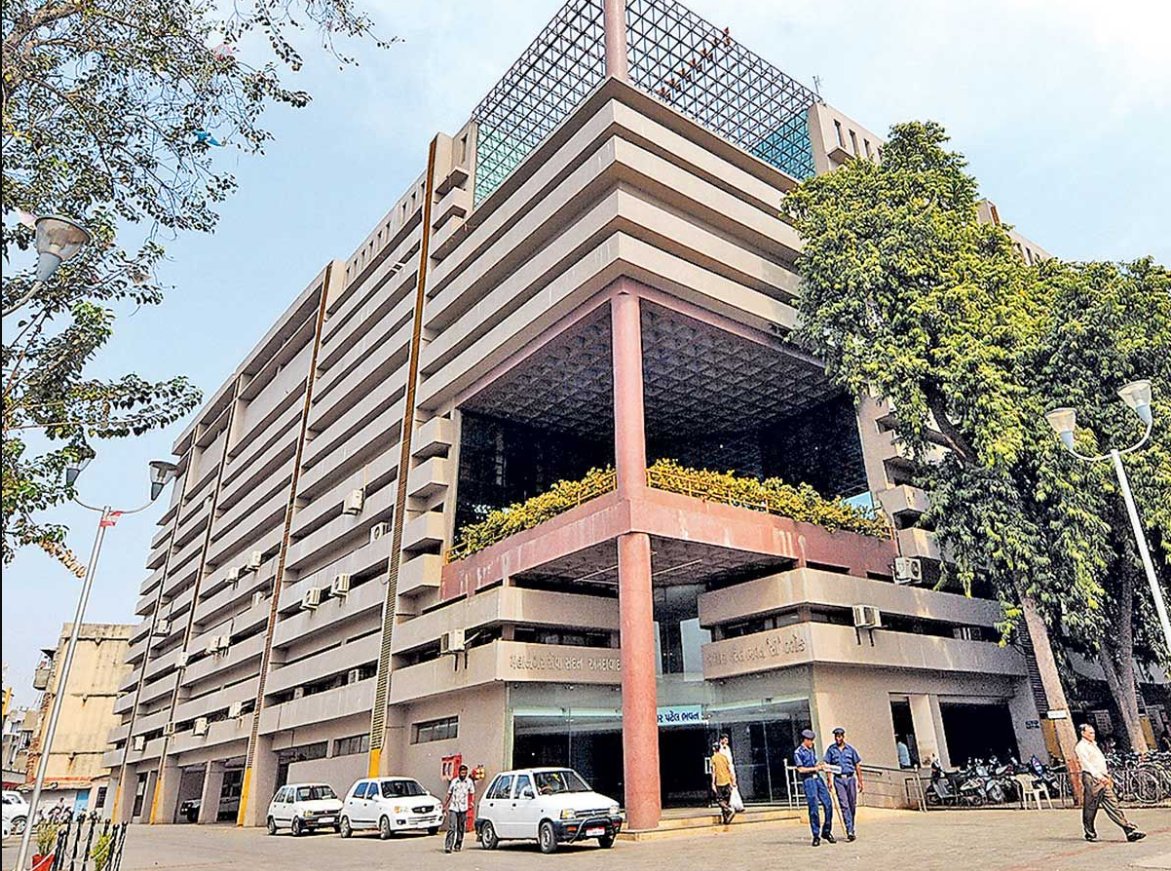 AMC to charge parking fee on Sindhu Bhavan Road