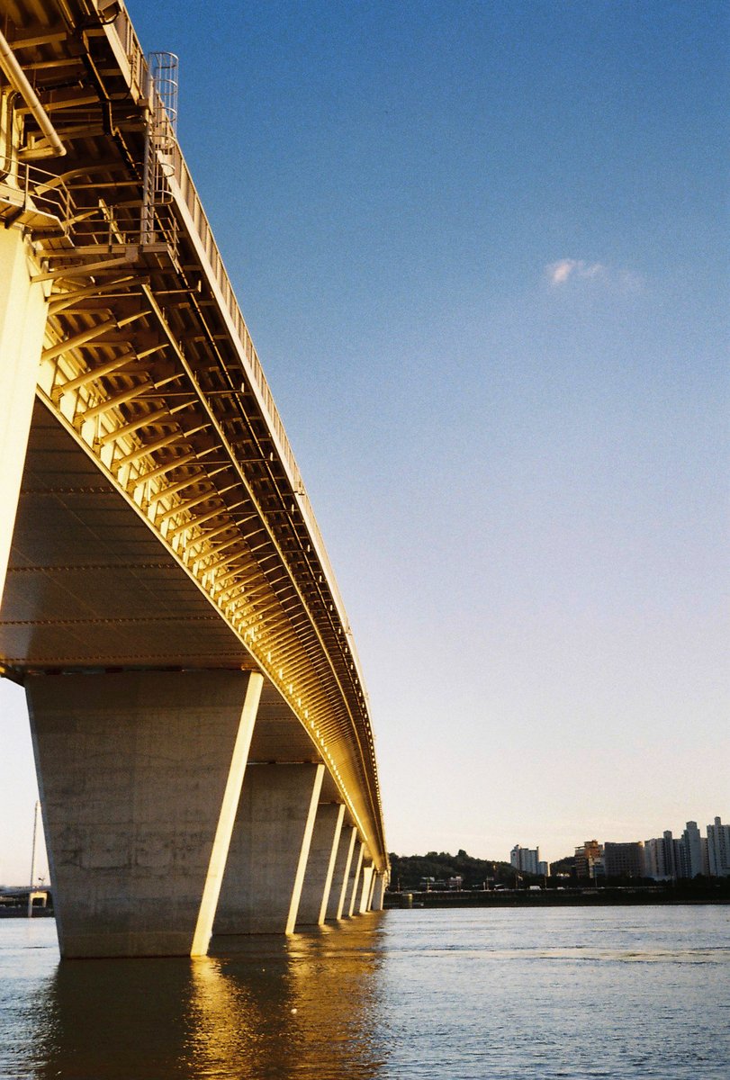 - Golden light from the sun.

<a href="/kodak/">Kodak</a> <a href="/RolleiGermany/">Rollei</a> 
#PhotoOfTheDay #PhotoOfTheDay #camera #카매라 #southkorea #seoul #서울 #iseoulu #streetvision #서울여행 #산책 #filmphotography #사진작가 #사진 #rollei

Korea, Seoul
ROLLEI 35S Ultramax400 #35mmfilm
© Maxime Siellez
