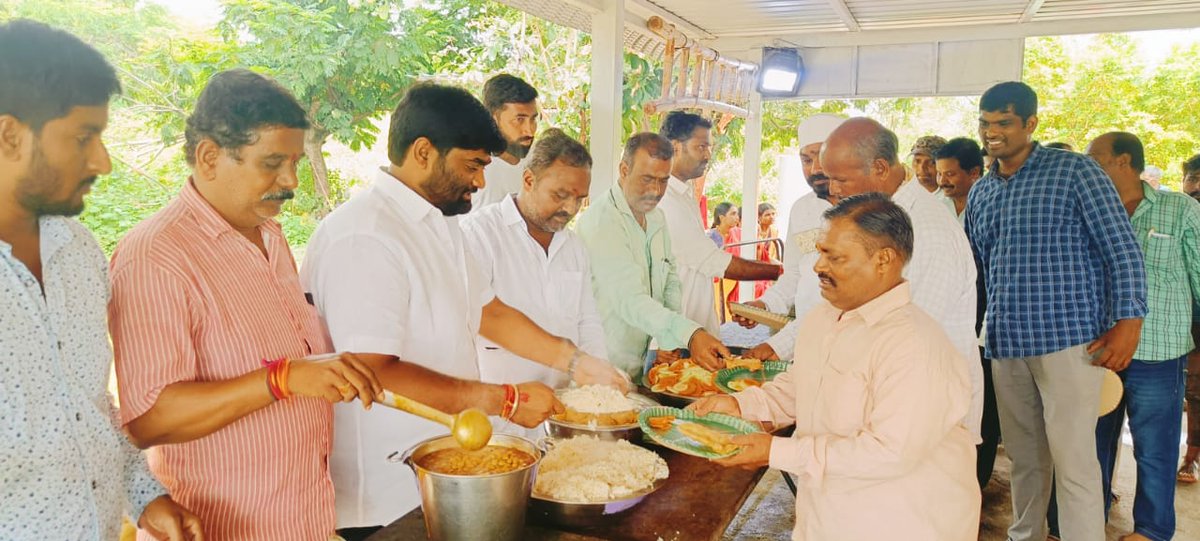 TSR4BJPIndia's tweet photo. ఈరోజు మైలర్ దేవ్ పల్లి డివిజన్ పరిధిలోని ప్రేమావతి పేట్ లో వినాయక నవరాత్రులు సందర్బంగా పూజ, మరియు అన్నప్రాసదా కార్యక్రమంలో పాల్గొనడం జరిగింది.
#Thokalasrinivasreddy #BJPTelangana #mailerdevpally #RajendraNagar
#BJPCorporator #ganeshpooja #Hyderabad https://t.co/xMbZSI5eWU