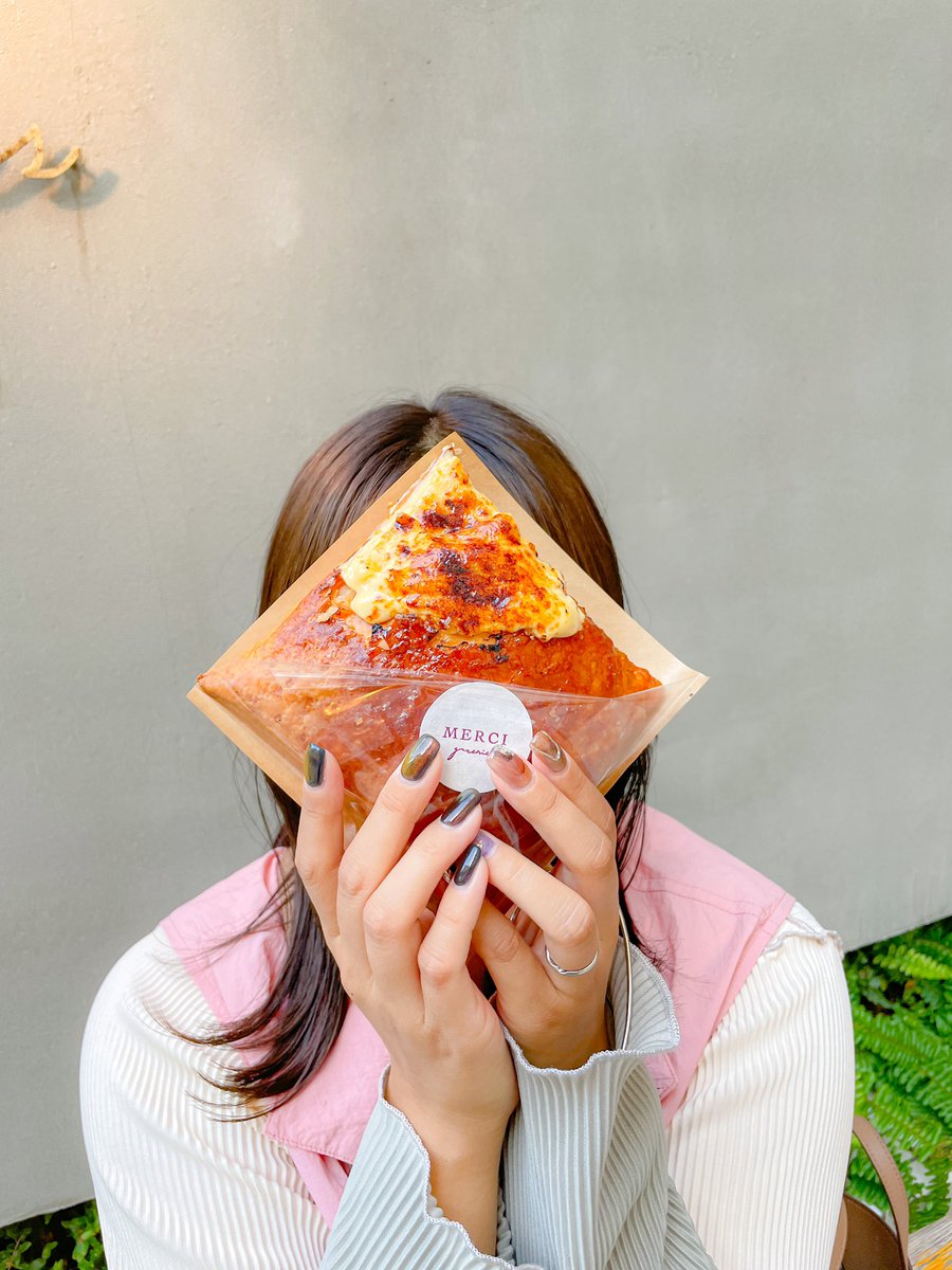 ryomai_odkk's tweet photo. 待って…。これ美味すぎた…。
大阪に新時代のスイーツが誕生して��んやけど…。

ザクザクのミルフィーユを覆い隠すようなたっぷりのカスタードクリーム。ザクザク食感の相性抜群すぎて脳汁問題。1個900円とお高めやけど、サイズが人間の顔ぐらい大きいから2人で1つでちょうどいい。まじ皆食べて。 https://t.co/aFssgmAm0Z