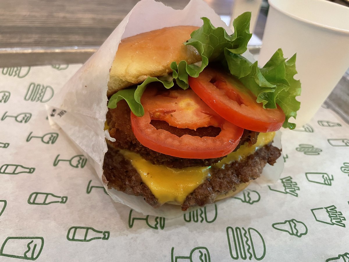 nishiyan_chef's tweet photo. 人生初のSHAKE SHACK🍔
#YouTube の #KER で絶賛されてたShack Stack買ってみました😊
たしかにうまい！
でもこれ単品で1452円なんだぜ😵
いいとこの #ハンバーガー は値段違うなぁ💰
#shakeshack
#shackstack https://t.co/0mXdPZ8gbX