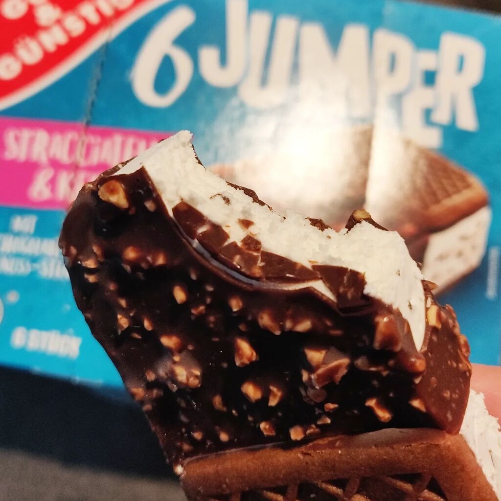 Shadowelf's tweet photo. Heute im #HomeOffice als Nachtisch ein "Jumper"-Eis 🤤
.
.
.
.
#Omnomnom #EisbattleDienstag #Stracciatellaeis #JumperEis #Straciatella #Nachtisch #Eis #EisEisBaby #InstaIcecream https://t.co/JJGkHmAvpU https://t.co/WG2Y1iE1m0