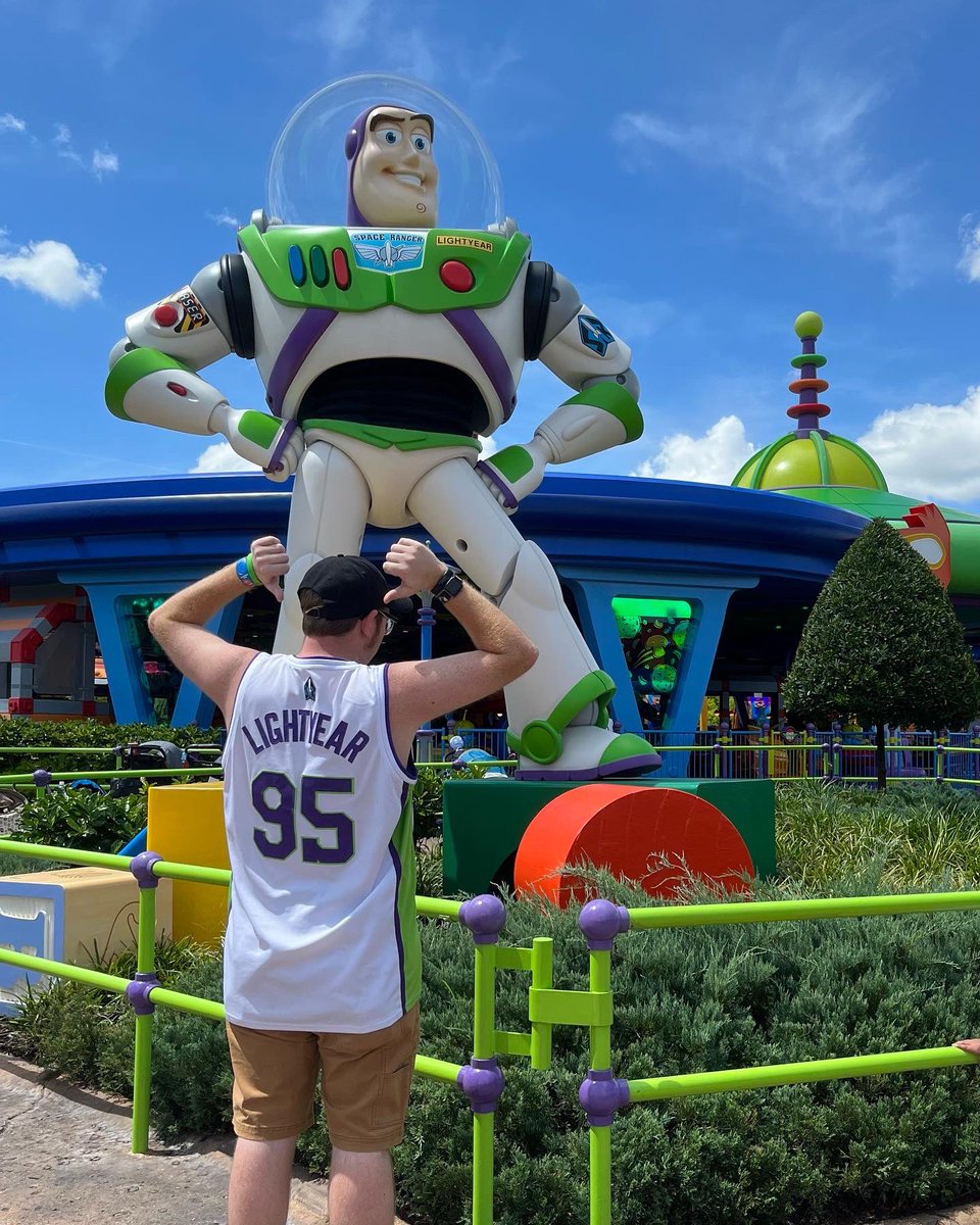 sammypixarfanat's tweet photo. To infinity and beyond #toystoryland #buzzlightyear #Lightyear @PixarsLightyear #parkfriends https://t.co/KVsgaIJxTu