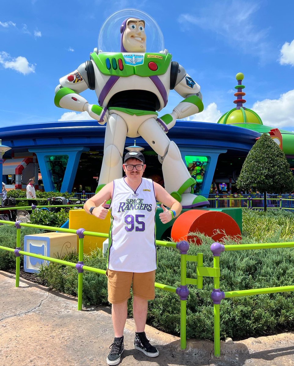 sammypixarfanat's tweet photo. To infinity and beyond #toystoryland #buzzlightyear #Lightyear @PixarsLightyear #parkfriends https://t.co/KVsgaIJxTu