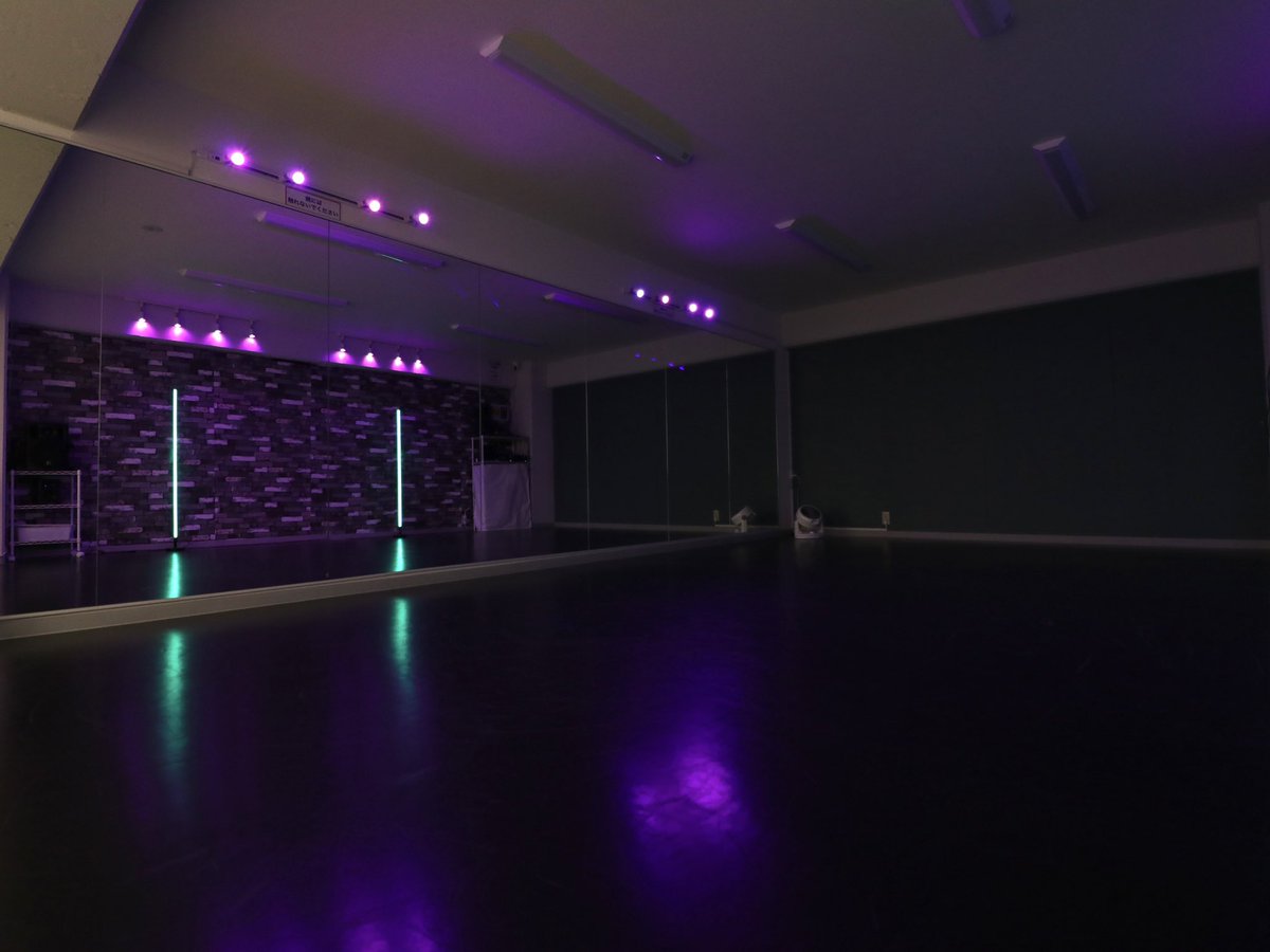 studioesutasu's tweet photo. ご利用者の皆様に大好評のLEDライトを新たに壁側にも追加しエスタスがパワーアップしました🤩✨

レッスンだけでなくレンタル利用も大歓迎ですので、エスタス自慢のお洒落で”映え”な雰囲気を是非味わってください‼️

撮影や収録、小規模なイベント会場としてもご利用可能です😊✨
#Studioエスタス #柏 https://t.co/8YNUrns895