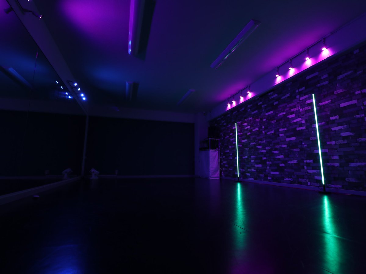 studioesutasu's tweet photo. ご利用者の皆様に大好評のLEDライトを新たに壁側にも追加しエスタスがパワーアップしました🤩✨

レッスンだけでなくレンタル利用も大歓迎ですので、エスタス自慢のお洒落で”映え”な雰囲気を是非味わってください‼️

撮影や収録、小規模なイベント会場としてもご利用可能です😊✨
#Studioエスタス #柏 https://t.co/8YNUrns895