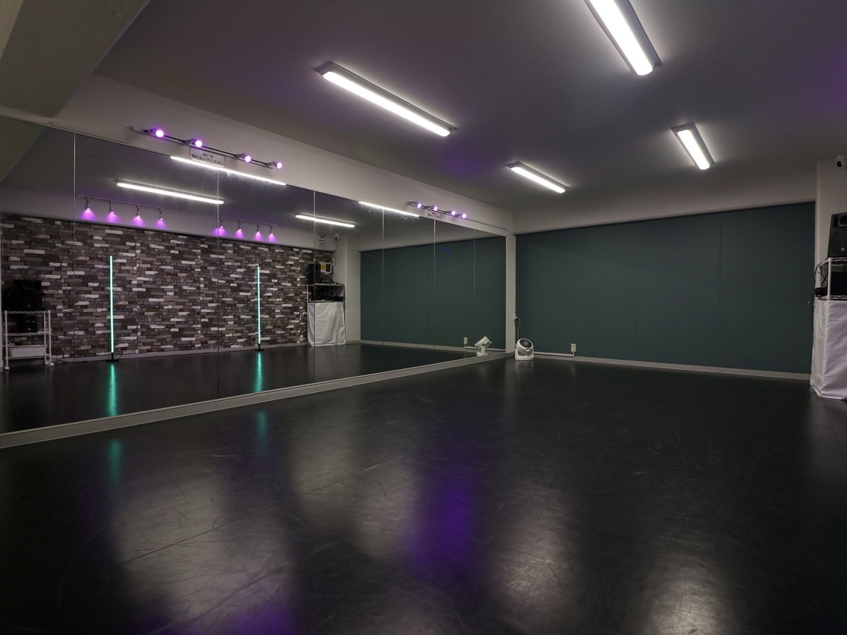 studioesutasu's tweet photo. ご利用者の皆様に大好評のLEDライトを新たに壁側にも追加しエスタスがパワーアップしました🤩✨

レッスンだけでなくレンタル利用も大歓迎ですので、エスタス自慢のお洒落で”映え”な雰囲気を是非味わってください‼️

撮影や収録、小規模なイベント会場としてもご利用可能です😊✨
#Studioエスタス #柏 https://t.co/8YNUrns895