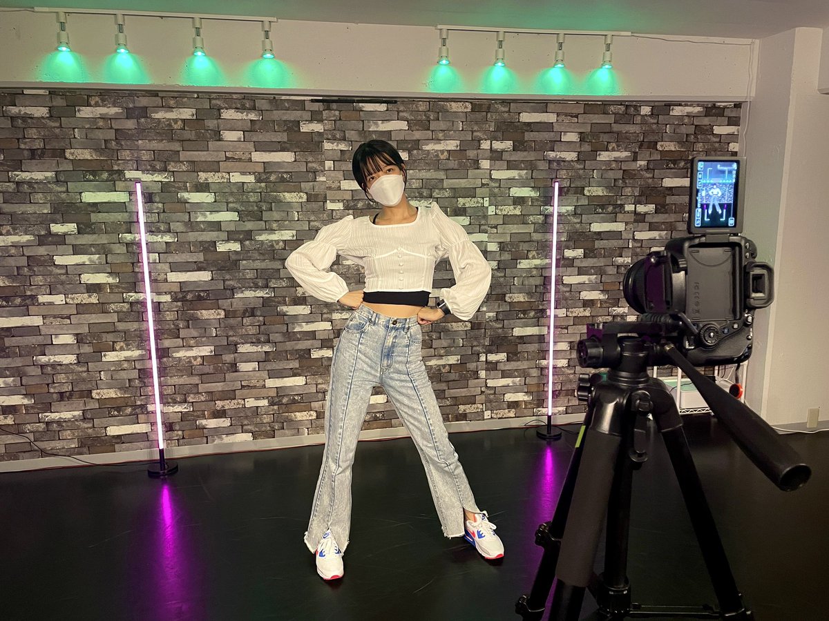 studioesutasu's tweet photo. ご利用者の皆様に大好評のLEDライトを新たに壁側にも追加しエスタスがパワーアップしました🤩✨

レッスンだけでなくレンタル利用も大歓迎ですので、エスタス自慢のお洒落で”映え”な雰囲気を是非味わってください‼️

撮影や収録、小規模なイベント会場としてもご利用可能です😊✨
#Studioエスタス #柏 https://t.co/8YNUrns895