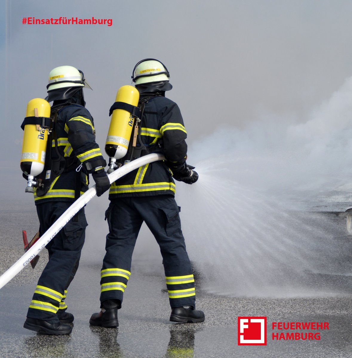 🔴 AKTUELL - Wir sind in #Hamburg #Langenhorn mit #Berufsfeuerwehr und <a href="/FF_Hamburg/">FF Hamburg</a> im Einsatz.
Im Mözener Weg steht eine Wohnung in Vollbrand. Menschenleben in Gefahr.
Der Zugführer hat die Alarmstufe erhöht.

Umfahren Sie den Bereich weiträumig❗

#EinsatzFuerHamburg #FEU2