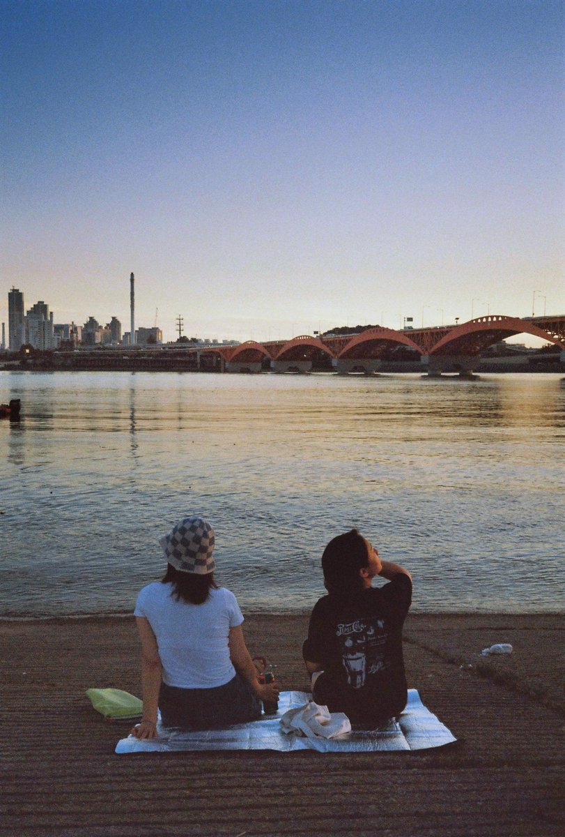 - Girls’s dinner.

<a href="/Kodak/">Kodak</a>  <a href="/vintagecamera2/">Vintage Camera</a> 

#PhotoOfTheDay #PhotoOfTheDay #camera #카매라 #southkorea #seoul #서울 #iseoulu #streetvision #서울여행 #산책 #filmphotography #사진작가 #사진 #rollei #한강

Korea, Seoul
ROLLEI 35S Ultramax400 #35mmfilm
© Maxime Siellez