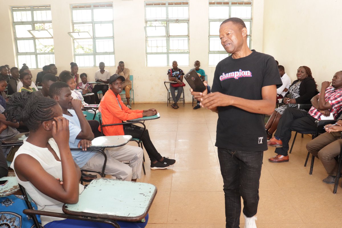 MMUST_Kenya's tweet photo. #Officials from the Department of Journalism and Mass Communication meet their students ahead of #lectures.
#UniversityofChoice #SeptemberIntake2022 #newstudents #Tuesdayvibes #IChooseMMUST https://t.co/zVTHpH3bzR