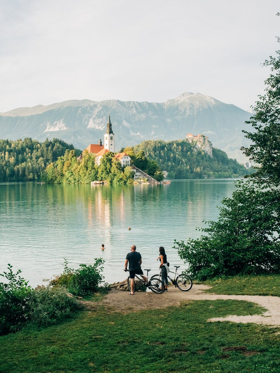 jdxvisuals's tweet photo. A lake Bled moment. I took this photo on my way to catch the sun set at the Mala Osojnica viewpoint. Both the church on the island and the castle on the hill are visible. https://t.co/KY6JZoInTd