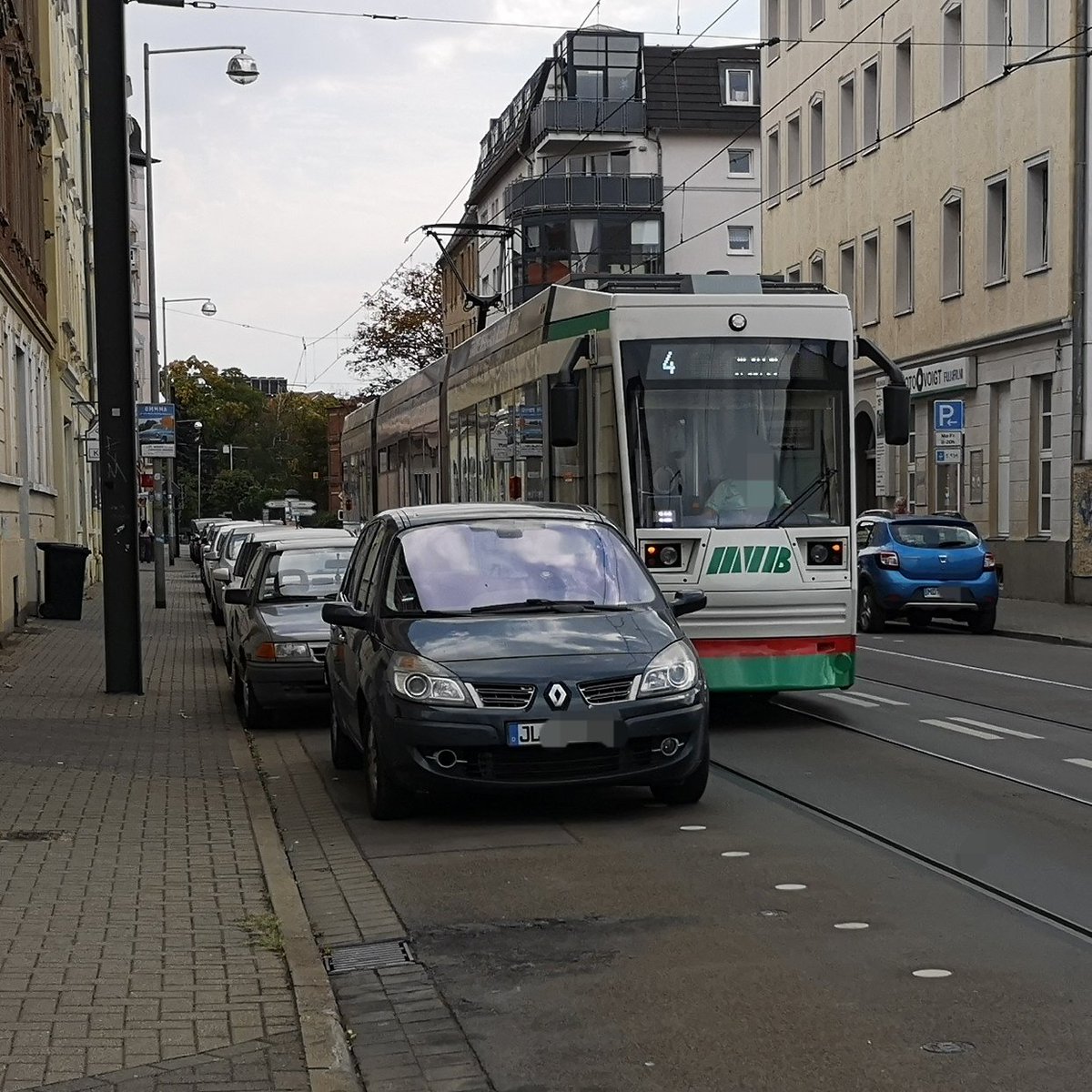 EinRobert1's tweet photo. Tram #Linie4 der @mvbnet steht wieder in dern #GebthinerStraße, weil jem. zu doof zum Parken ist ...
Werden die Minuten Falschparky in rechnung gestellt?
@ottoparkt @Ottostadt ... https://t.co/dkCO6Iga8U