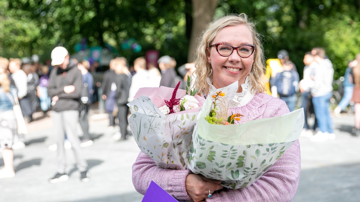 UniTurku's tweet photo. Lukuvuosi 2022–2023 on avattu! 

Vuoden opettajaksi valittiin yliopistonlehtori Jonna Järveläinen #turunkauppakorkeakoulu'sta ja opintojaksoksi @CeasUtu MOOC-kurssi Johdatus Itä-Aasiaan. Lämpimät onnittelut! 

Lue lisää 👉https://t.co/WsFGeKBJXA

#getinspiredbyscience #uniturku https://t.co/YPyqn6tVx0