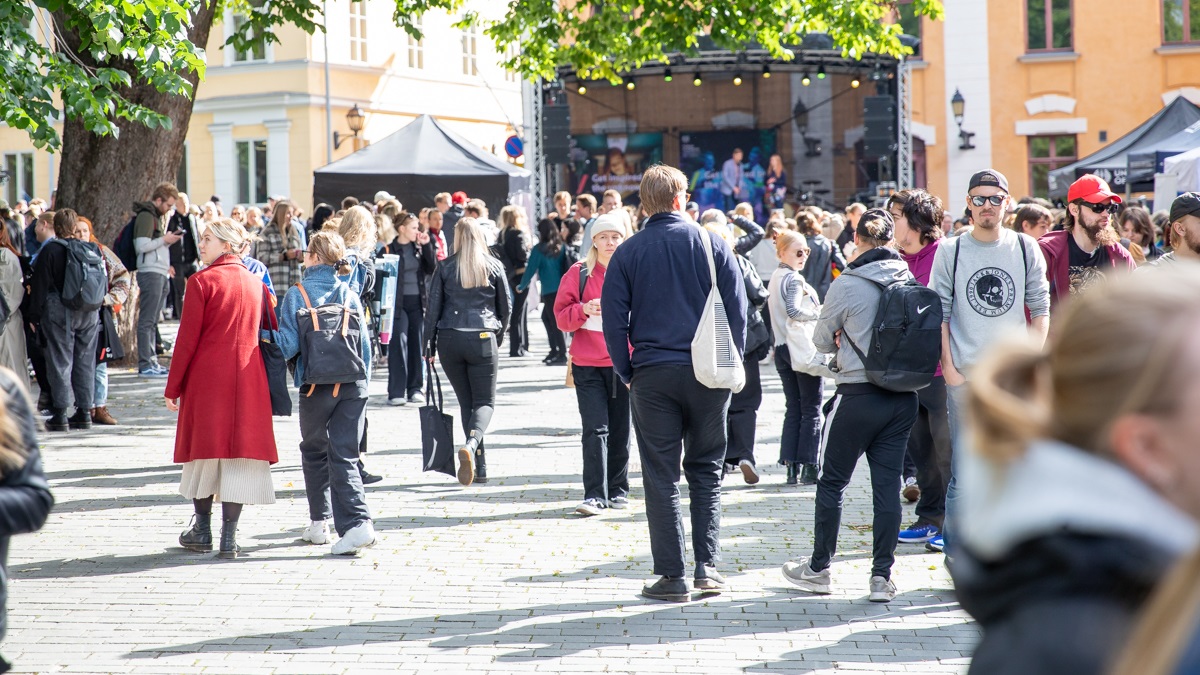 UniTurku's tweet photo. Lukuvuosi 2022–2023 on avattu! 

Vuoden opettajaksi valittiin yliopistonlehtori Jonna Järveläinen #turunkauppakorkeakoulu'sta ja opintojaksoksi @CeasUtu MOOC-kurssi Johdatus Itä-Aasiaan. Lämpimät onnittelut! 

Lue lisää 👉https://t.co/WsFGeKBJXA

#getinspiredbyscience #uniturku https://t.co/YPyqn6tVx0