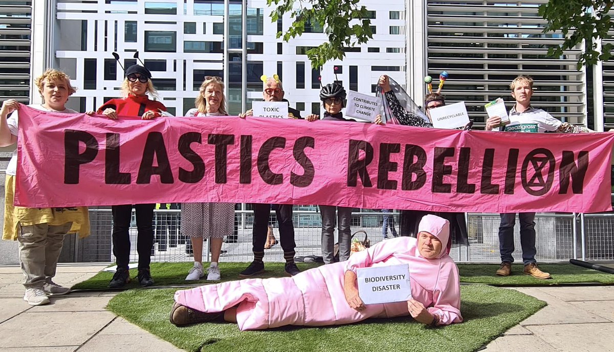 PlasticsCrisis's tweet photo. We were outside DEFRA today to highlight our open letter to the Secretary of State to ban sales of artificial turf now! We are not going away. We will see this through✊✊🐝 https://t.co/jEVdUQKIlB