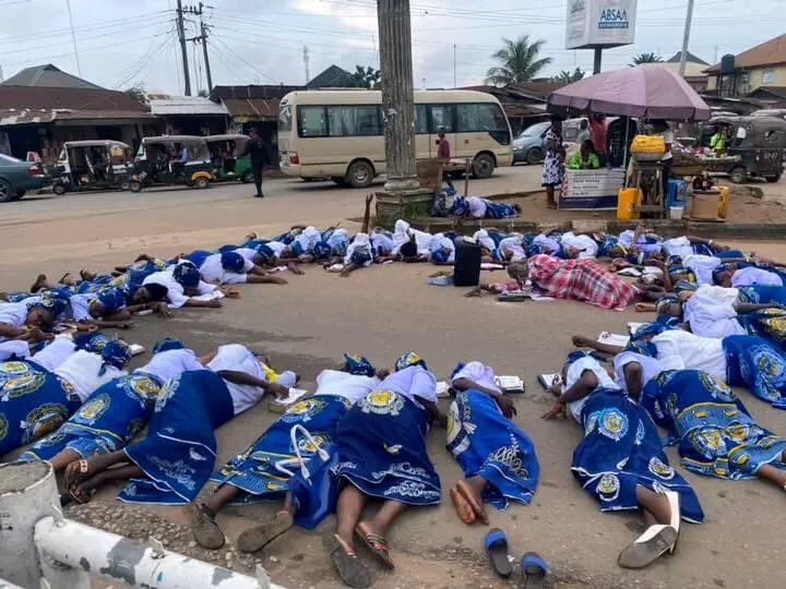 OneManAgenda's tweet photo. My cousin sent me this picture of Methodist Church women lying on the ground at the popular Orpet Junction along Umudike Umuahia Abia State, praying for God to intervene in the affairs of Abia State. PDP dried this state and impoverished the people. https://t.co/N4e9OOEHqW