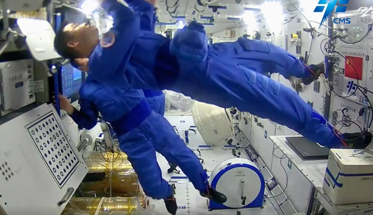 ChinatoAU's tweet photo. Chinese Taikonauts answer Namibian youth’s questions about their tasks to fulfill: We focus on the impact of long-term exposure to zero gravity, and also do experiments on life and ecology science, realize on-orbit control of modules, carry out extravehicular activites etc. https://t.co/eEnN05tyQw