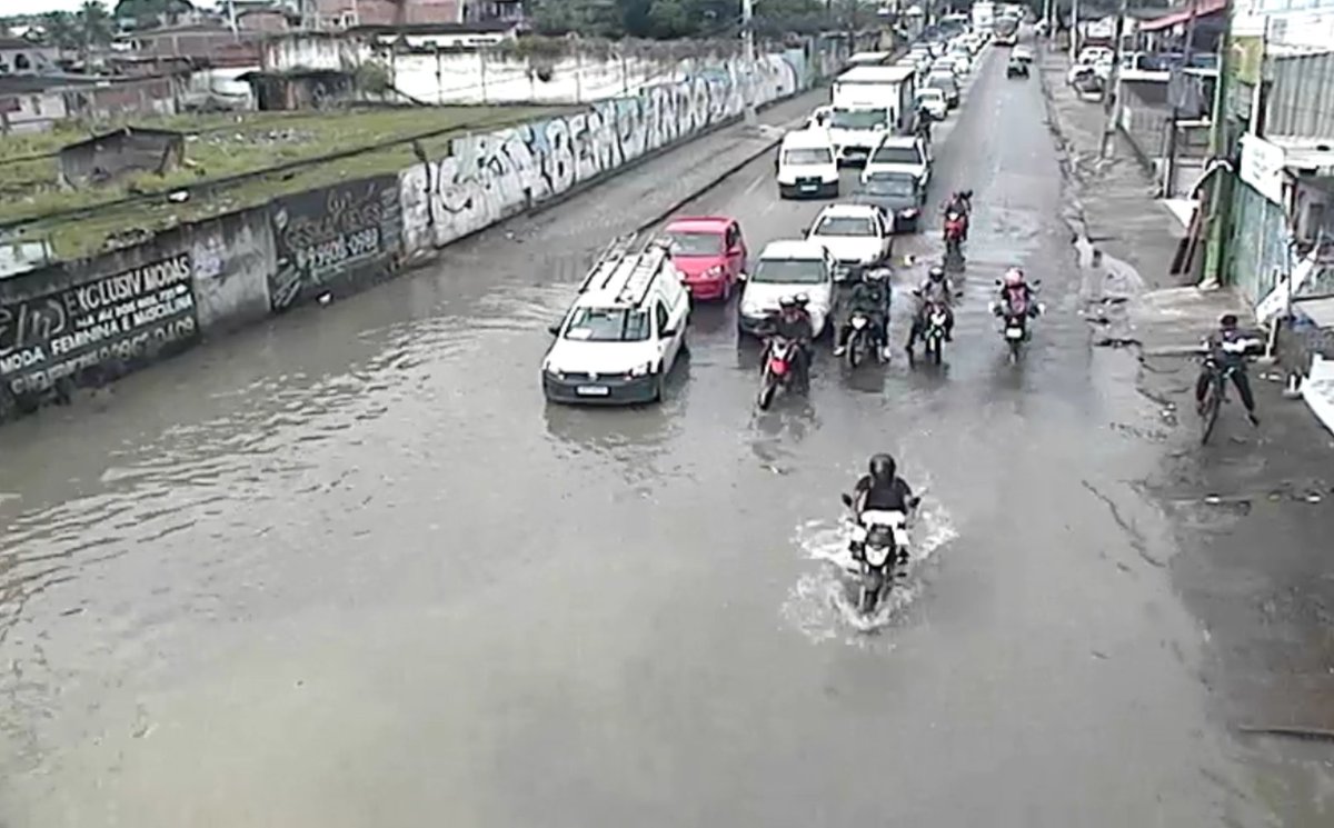 Devido às chuvas da madrugada desta terça (06), Av. Dois Rios apresenta trechos de alagamento. Uma fila de veículos se forma na localidade.

#transitorecife #alagamento 
#NoArNaCBN