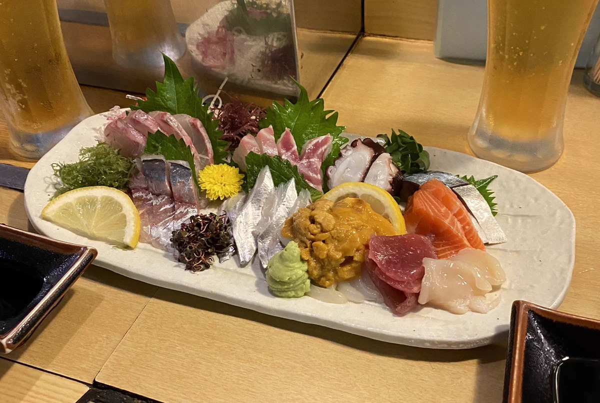 これがたったの1000円！？種類も量も申し分ない刺し盛り。